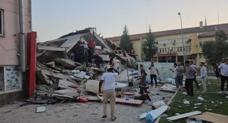 Yıkılan Binada Eczane Vardı